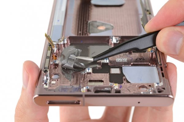 Tweezers reveal a graphite thermal pad inside the Galaxy Note 20 Graphite