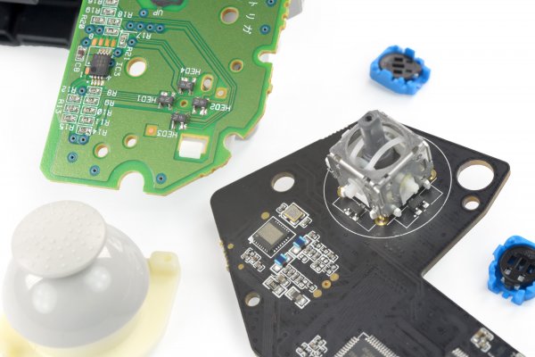 Sega Dreamcast Controller (left) and GuliKit King Kong 2 Pro Controller (right) disassembled